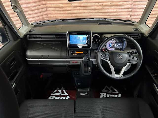 スズキ スペーシア ギア HYBRID XZターボ 道央・札幌 2022(令4)年 4.5万km クールカーキパールメタリック/ガンメタリック2トーン 【2509034538】/４ＷＤ　/ターボ　/デュアルカメラブレーキサポート　/社外ナビ　/フルセグＴＶ　/社外１４インチアルミホイール　/両側電動スライドドア　/前席シートヒーター　/プッシュスタート　/ＬＥＤヘッドライト　/フォグＬＥＤ