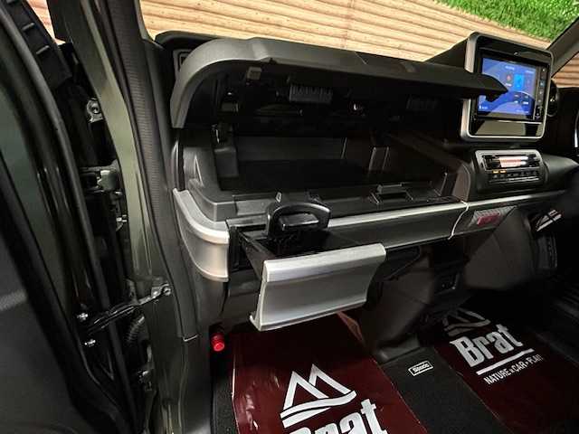 スズキ スペーシア ギア HYBRID XZターボ 道央・札幌 2022(令4)年 4.5万km クールカーキパールメタリック/ガンメタリック2トーン 【2509034538】/４ＷＤ　/ターボ　/デュアルカメラブレーキサポート　/社外ナビ　/フルセグＴＶ　/社外１４インチアルミホイール　/両側電動スライドドア　/前席シートヒーター　/プッシュスタート　/ＬＥＤヘッドライト　/フォグＬＥＤ