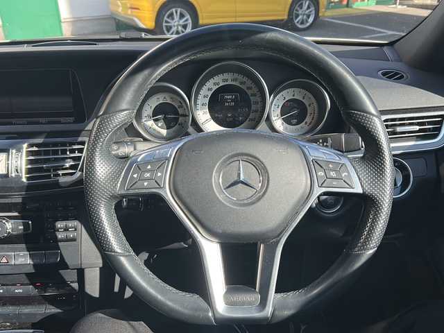 メルセデス・ベンツ Ｅ２５０ アバンギャルド 大阪府 2015(平27)年 3.7万km パール 純正ナビ/BTオーディオ/フルセグテレビ/全方位カメラ/前席シートヒーター/前席パワーシート/パドルシフト/本革巻きステアリング/ハーフレザーシート/LEDヘッドライト/オートライト/AMGフロアマット（純正）/AMG18インチAW（記載）/ETC/スペアキー