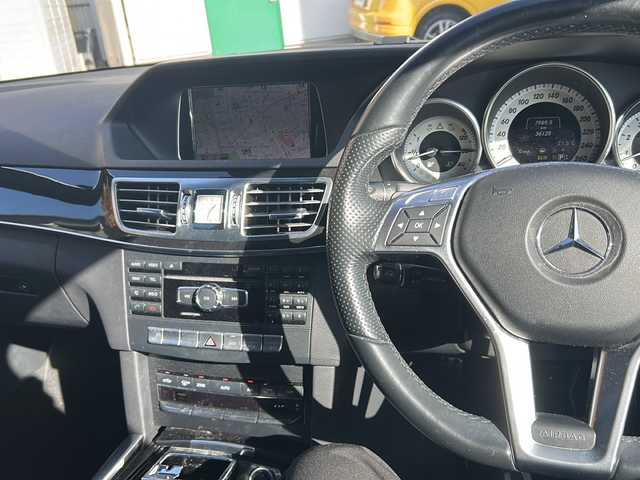 メルセデス・ベンツ Ｅ２５０ アバンギャルド 大阪府 2015(平27)年 3.7万km パール 純正ナビ/BTオーディオ/フルセグテレビ/全方位カメラ/前席シートヒーター/前席パワーシート/パドルシフト/本革巻きステアリング/ハーフレザーシート/LEDヘッドライト/オートライト/AMGフロアマット（純正）/AMG18インチAW（記載）/ETC/スペアキー