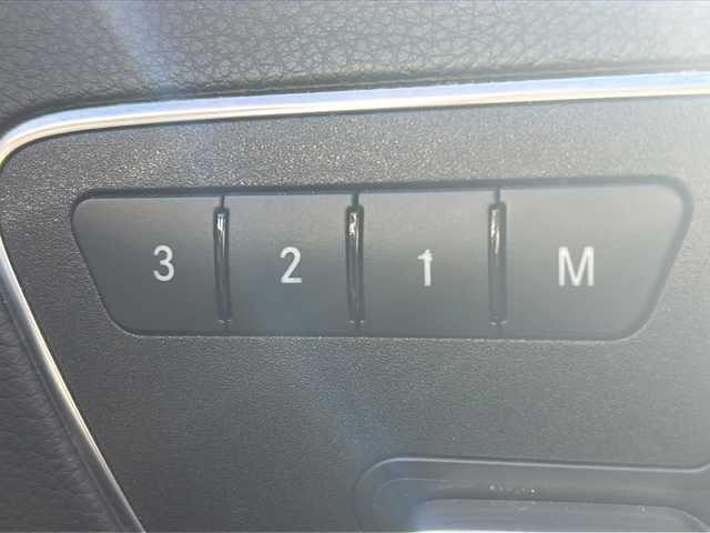 メルセデス・ベンツ Ｅ２５０ アバンギャルド 大阪府 2015(平27)年 3.7万km パール 純正ナビ/BTオーディオ/フルセグテレビ/全方位カメラ/前席シートヒーター/前席パワーシート/パドルシフト/本革巻きステアリング/ハーフレザーシート/LEDヘッドライト/オートライト/AMGフロアマット（純正）/AMG18インチAW（記載）/ETC/スペアキー