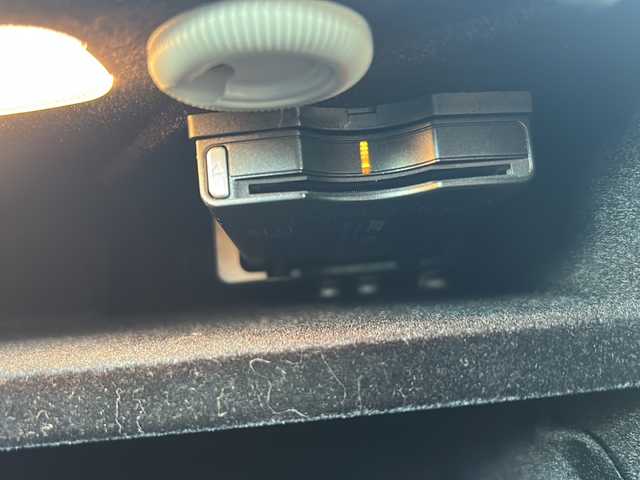 メルセデス・ベンツ Ｅ２５０ アバンギャルド 大阪府 2015(平27)年 3.7万km パール 純正ナビ/BTオーディオ/フルセグテレビ/全方位カメラ/前席シートヒーター/前席パワーシート/パドルシフト/本革巻きステアリング/ハーフレザーシート/LEDヘッドライト/オートライト/AMGフロアマット（純正）/AMG18インチAW（記載）/ETC/スペアキー