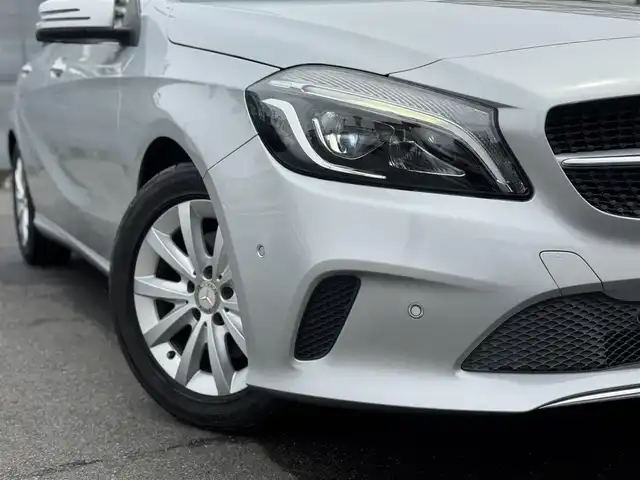 メルセデス・ベンツ Ａ１８０ 三重県 2017(平29)年 4.3万km ポーラシルバー レーダーセーフティパッケージ/ベーシックパッケージ/純正HDDナビ・地デジTV/・DVD/CD/・Bluetooth/バックカメラ/パークトロニック/レーダークルーズコントロール/レーンキープアシスト/ブラインドスポットモニター/純正ドライブレコーダー/シートヒーター /ビルトインETC/純正16インチアルミホイール/LEDヘッドライト/プッシュエンジンスタート/キーレスゴー/新車時保証書/取扱説明書