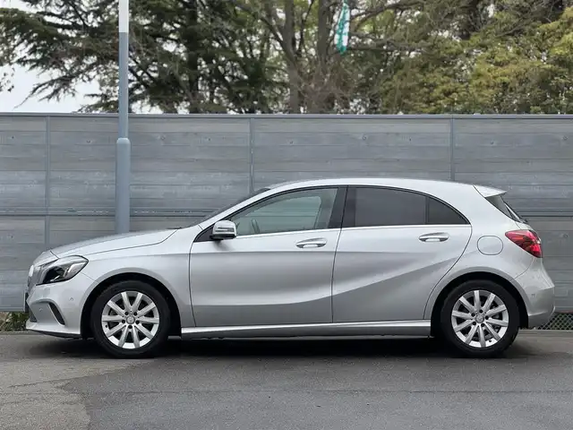 メルセデス・ベンツ Ａ１８０ 三重県 2017(平29)年 4.3万km ポーラシルバー レーダーセーフティパッケージ/ベーシックパッケージ/純正HDDナビ・地デジTV/・DVD/CD/・Bluetooth/バックカメラ/パークトロニック/レーダークルーズコントロール/レーンキープアシスト/ブラインドスポットモニター/純正ドライブレコーダー/シートヒーター /ビルトインETC/純正16インチアルミホイール/LEDヘッドライト/プッシュエンジンスタート/キーレスゴー/新車時保証書/取扱説明書