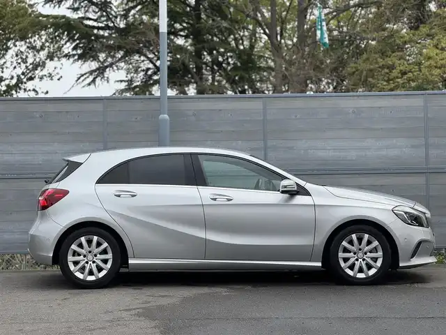 メルセデス・ベンツ Ａ１８０ 三重県 2017(平29)年 4.3万km ポーラシルバー レーダーセーフティパッケージ/ベーシックパッケージ/純正HDDナビ・地デジTV/・DVD/CD/・Bluetooth/バックカメラ/パークトロニック/レーダークルーズコントロール/レーンキープアシスト/ブラインドスポットモニター/純正ドライブレコーダー/シートヒーター /ビルトインETC/純正16インチアルミホイール/LEDヘッドライト/プッシュエンジンスタート/キーレスゴー/新車時保証書/取扱説明書