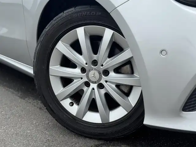 メルセデス・ベンツ Ａ１８０ 三重県 2017(平29)年 4.3万km ポーラシルバー レーダーセーフティパッケージ/ベーシックパッケージ/純正HDDナビ・地デジTV/・DVD/CD/・Bluetooth/バックカメラ/パークトロニック/レーダークルーズコントロール/レーンキープアシスト/ブラインドスポットモニター/純正ドライブレコーダー/シートヒーター /ビルトインETC/純正16インチアルミホイール/LEDヘッドライト/プッシュエンジンスタート/キーレスゴー/新車時保証書/取扱説明書