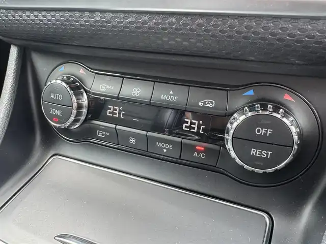 メルセデス・ベンツ Ａ１８０ 三重県 2017(平29)年 4.3万km ポーラシルバー レーダーセーフティパッケージ/ベーシックパッケージ/純正HDDナビ・地デジTV/・DVD/CD/・Bluetooth/バックカメラ/パークトロニック/レーダークルーズコントロール/レーンキープアシスト/ブラインドスポットモニター/純正ドライブレコーダー/シートヒーター /ビルトインETC/純正16インチアルミホイール/LEDヘッドライト/プッシュエンジンスタート/キーレスゴー/新車時保証書/取扱説明書