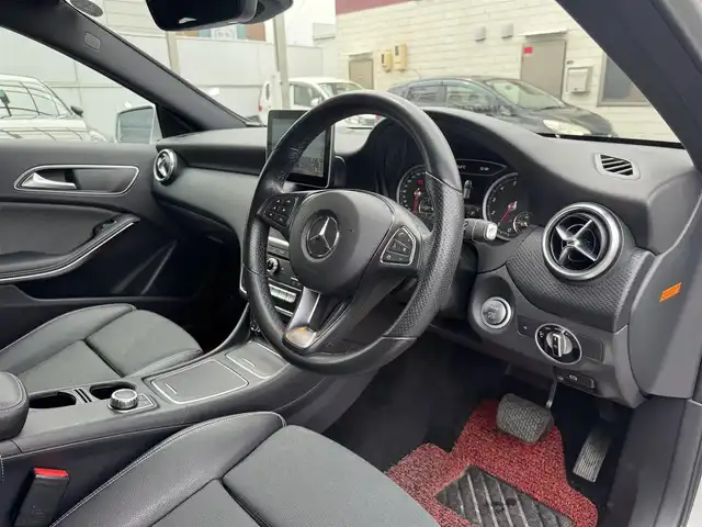メルセデス・ベンツ Ａ１８０ 三重県 2017(平29)年 4.3万km ポーラシルバー レーダーセーフティパッケージ/ベーシックパッケージ/純正HDDナビ・地デジTV/・DVD/CD/・Bluetooth/バックカメラ/パークトロニック/レーダークルーズコントロール/レーンキープアシスト/ブラインドスポットモニター/純正ドライブレコーダー/シートヒーター /ビルトインETC/純正16インチアルミホイール/LEDヘッドライト/プッシュエンジンスタート/キーレスゴー/新車時保証書/取扱説明書