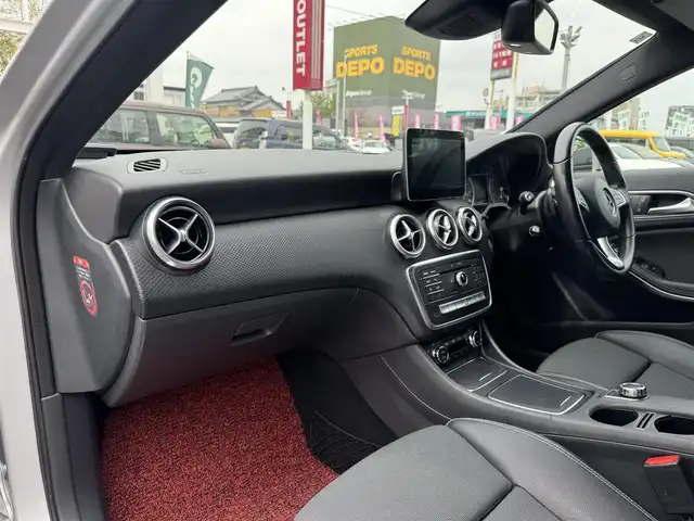 メルセデス・ベンツ Ａ１８０ 三重県 2017(平29)年 4.3万km ポーラシルバー レーダーセーフティパッケージ/ベーシックパッケージ/純正HDDナビ・地デジTV/・DVD/CD/・Bluetooth/バックカメラ/パークトロニック/レーダークルーズコントロール/レーンキープアシスト/ブラインドスポットモニター/純正ドライブレコーダー/シートヒーター /ビルトインETC/純正16インチアルミホイール/LEDヘッドライト/プッシュエンジンスタート/キーレスゴー/新車時保証書/取扱説明書