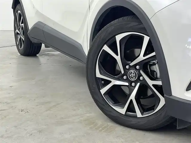 トヨタ Ｃ－ＨＲ G 福岡県 2018(平30)年 5.1万km ホワイトパールクリスタルシャイン 純正９型ナビ（ＢＴ，フルセグＴＶ）　/バックカメラ　/ビルトインＥＴＣ　/前後ドラレコ　/レーダークルコン　/コーナーセンサー　/衝突軽減ブレーキ　/レーンキープ　/ＢＳＭ　/ハーフレザー　/シートヒーター　/ＬＥＤライト