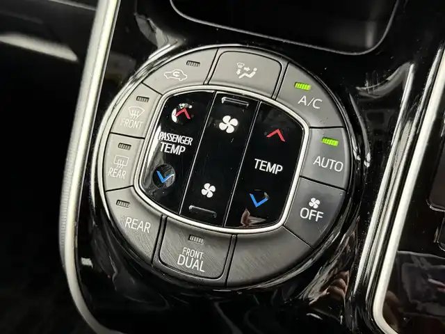 トヨタ エスクァイア Gi 大阪府 2019(令1)年 2.9万km ホワイトパールクリスタルシャイン 黒革シート 純正9incナビTV バックカメラ 純正12.1incフリップダウンモニター シートヒーター クルーズコントロール 衝突軽減B レーンアシスト オートハイビーム 両側パワースライドドア 前後ドライブレコーダー