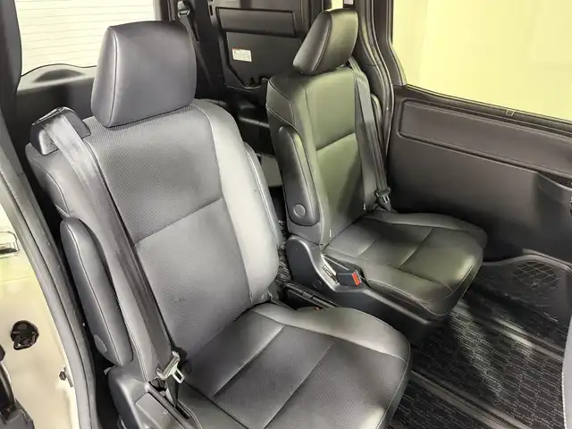 トヨタ エスクァイア Gi 大阪府 2019(令1)年 2.9万km ホワイトパールクリスタルシャイン 黒革シート 純正9incナビTV バックカメラ 純正12.1incフリップダウンモニター シートヒーター クルーズコントロール 衝突軽減B レーンアシスト オートハイビーム 両側パワースライドドア 前後ドライブレコーダー