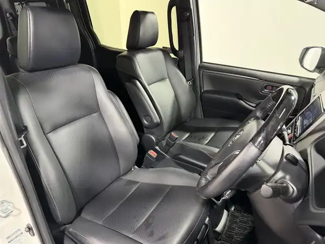 トヨタ エスクァイア Gi 大阪府 2019(令1)年 2.9万km ホワイトパールクリスタルシャイン 黒革シート 純正9incナビTV バックカメラ 純正12.1incフリップダウンモニター シートヒーター クルーズコントロール 衝突軽減B レーンアシスト オートハイビーム 両側パワースライドドア 前後ドライブレコーダー