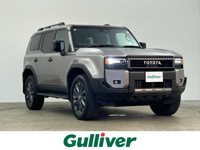 トヨタ ランドクルーザー ２５０ ZX 千葉県 2024(令6)年 0.7万km アバンギャルドブロンズメタリック 登録時走行距離：6619km/サンルーフ　/純正１２型ディスプレイオーディオplus/ＪＢＬサウンド　/マルチテレインセレクト/デジタルインナーミラー/トヨタセーフティセンス/プリクラッシュセーフティ/緊急時操舵支援（アクティブ操舵機能付）＋フロントクロストラフィックアラート［FCTA］＋レーンチェンジアシスト［LCA］/レーントレーシングアシスト［LTA］/レーンディパーチャーアラート［LDA］/レーダークルーズコントロール（全車速追従機能付）/アダプティブハイビームシステム［AHS］/オートマチックハイビーム［AHB］/ロードサインアシスト［RSA］/ドライバー異常時対応システム/プロアクティブドライビングアシスト［PDA］/発進遅れ告知機能［TMN］　/ブラインドスポットモニター/パノラミックビューモニター　/ヘッドアップディスプレイ　/プロジェクター式３眼ＬＥＤヘッドライト　/純正２０インチホイール/フルセグテレビ/アイドリングストップ/ウィンカーミラー/パワーバックドア/ビルトインETC2.0