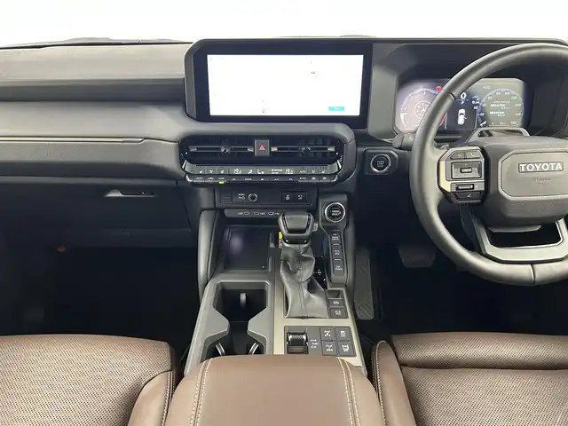 トヨタ ランドクルーザー ２５０ ZX 千葉県 2024(令6)年 0.7万km アバンギャルドブロンズメタリック 登録時走行距離：6619km/サンルーフ　/純正１２型ディスプレイオーディオplus/ＪＢＬサウンド　/マルチテレインセレクト/デジタルインナーミラー/トヨタセーフティセンス/プリクラッシュセーフティ/緊急時操舵支援（アクティブ操舵機能付）＋フロントクロストラフィックアラート［FCTA］＋レーンチェンジアシスト［LCA］/レーントレーシングアシスト［LTA］/レーンディパーチャーアラート［LDA］/レーダークルーズコントロール（全車速追従機能付）/アダプティブハイビームシステム［AHS］/オートマチックハイビーム［AHB］/ロードサインアシスト［RSA］/ドライバー異常時対応システム/プロアクティブドライビングアシスト［PDA］/発進遅れ告知機能［TMN］　/ブラインドスポットモニター/パノラミックビューモニター　/ヘッドアップディスプレイ　/プロジェクター式３眼ＬＥＤヘッドライト　/純正２０インチホイール/フルセグテレビ/アイドリングストップ/ウィンカーミラー/パワーバックドア/ビルトインETC2.0