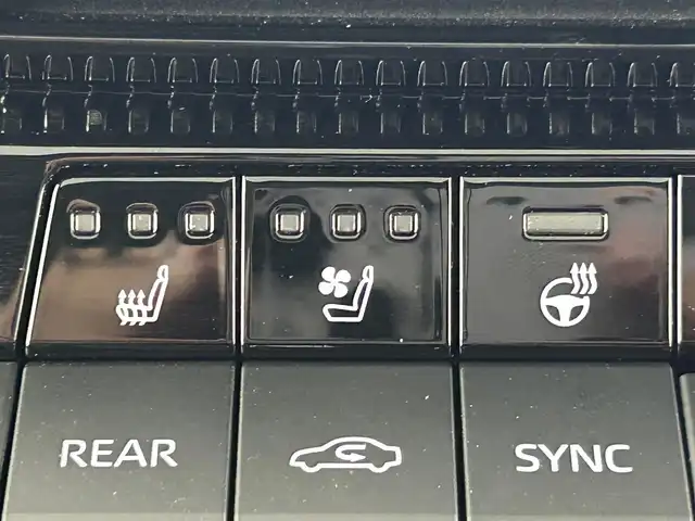 トヨタ ランドクルーザー ２５０ ZX 千葉県 2024(令6)年 0.7万km アバンギャルドブロンズメタリック 登録時走行距離：6619km/サンルーフ　/純正１２型ディスプレイオーディオplus/ＪＢＬサウンド　/マルチテレインセレクト/デジタルインナーミラー/トヨタセーフティセンス/プリクラッシュセーフティ/緊急時操舵支援（アクティブ操舵機能付）＋フロントクロストラフィックアラート［FCTA］＋レーンチェンジアシスト［LCA］/レーントレーシングアシスト［LTA］/レーンディパーチャーアラート［LDA］/レーダークルーズコントロール（全車速追従機能付）/アダプティブハイビームシステム［AHS］/オートマチックハイビーム［AHB］/ロードサインアシスト［RSA］/ドライバー異常時対応システム/プロアクティブドライビングアシスト［PDA］/発進遅れ告知機能［TMN］　/ブラインドスポットモニター/パノラミックビューモニター　/ヘッドアップディスプレイ　/プロジェクター式３眼ＬＥＤヘッドライト　/純正２０インチホイール/フルセグテレビ/アイドリングストップ/ウィンカーミラー/パワーバックドア/ビルトインETC2.0