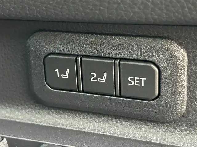 トヨタ ランドクルーザー ２５０ ZX 千葉県 2024(令6)年 0.7万km アバンギャルドブロンズメタリック 登録時走行距離：6619km/サンルーフ　/純正１２型ディスプレイオーディオplus/ＪＢＬサウンド　/マルチテレインセレクト/デジタルインナーミラー/トヨタセーフティセンス/プリクラッシュセーフティ/緊急時操舵支援（アクティブ操舵機能付）＋フロントクロストラフィックアラート［FCTA］＋レーンチェンジアシスト［LCA］/レーントレーシングアシスト［LTA］/レーンディパーチャーアラート［LDA］/レーダークルーズコントロール（全車速追従機能付）/アダプティブハイビームシステム［AHS］/オートマチックハイビーム［AHB］/ロードサインアシスト［RSA］/ドライバー異常時対応システム/プロアクティブドライビングアシスト［PDA］/発進遅れ告知機能［TMN］　/ブラインドスポットモニター/パノラミックビューモニター　/ヘッドアップディスプレイ　/プロジェクター式３眼ＬＥＤヘッドライト　/純正２０インチホイール/フルセグテレビ/アイドリングストップ/ウィンカーミラー/パワーバックドア/ビルトインETC2.0