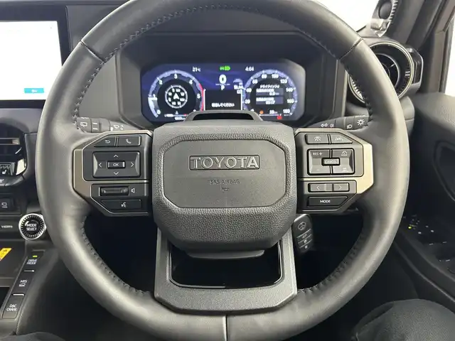 トヨタ ランドクルーザー ２５０ ZX 千葉県 2024(令6)年 0.7万km アバンギャルドブロンズメタリック 登録時走行距離：6619km/サンルーフ　/純正１２型ディスプレイオーディオplus/ＪＢＬサウンド　/マルチテレインセレクト/デジタルインナーミラー/トヨタセーフティセンス/プリクラッシュセーフティ/緊急時操舵支援（アクティブ操舵機能付）＋フロントクロストラフィックアラート［FCTA］＋レーンチェンジアシスト［LCA］/レーントレーシングアシスト［LTA］/レーンディパーチャーアラート［LDA］/レーダークルーズコントロール（全車速追従機能付）/アダプティブハイビームシステム［AHS］/オートマチックハイビーム［AHB］/ロードサインアシスト［RSA］/ドライバー異常時対応システム/プロアクティブドライビングアシスト［PDA］/発進遅れ告知機能［TMN］　/ブラインドスポットモニター/パノラミックビューモニター　/ヘッドアップディスプレイ　/プロジェクター式３眼ＬＥＤヘッドライト　/純正２０インチホイール/フルセグテレビ/アイドリングストップ/ウィンカーミラー/パワーバックドア/ビルトインETC2.0