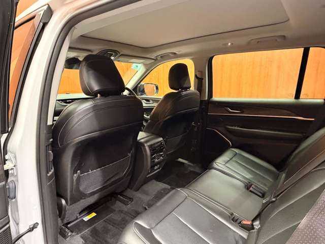 クライスラー・ジープ ジープ グランドチェロキーＬ リミテッド 千葉県 2022(令4)年 2.8万km ブライトホワイトクリアコート パノラマSR　/ACC　/黒革シート　/HUD　/ナビ　/TV　/360°CarPlay　/Bluetooth接続　/ALPINEサウンド/電動シート　/シートヒーター　/オートハイビーム　/LEDヘッドライト　/衝突軽減B　/BSM　/LKA　/ドラレコ　/ETC