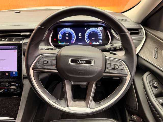 クライスラー・ジープ ジープ グランドチェロキーＬ リミテッド 千葉県 2022(令4)年 2.8万km ブライトホワイトクリアコート パノラマSR　/ACC　/黒革シート　/HUD　/ナビ　/TV　/360°CarPlay　/Bluetooth接続　/ALPINEサウンド/電動シート　/シートヒーター　/オートハイビーム　/LEDヘッドライト　/衝突軽減B　/BSM　/LKA　/ドラレコ　/ETC