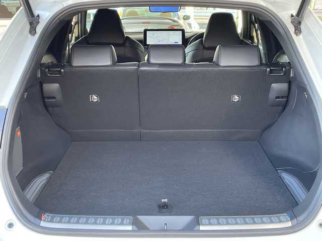 トヨタ ハリアー ＰＨＥＶ Z 岐阜県 2023(令5)年 3万km プラチナホワイトパールマイカ /ワンオーナー//モデリスタ//JBLプレミアムサウンド//純正12.3インチディスプレイオーディオ(ナビキット付き)//フルセグTV//調光パノラマルーフ//アラウンドビューモニター//ブラインドスポットモニター//デジタルインナーミラー//トヨタセーフティセンス/(プリクラッシュセーフティ)/(レーントレーシングアシスト)/(レーンディパーチャーアラート)/(レーダークルーズコントロール)/(アダプティブハイビームシステム)//パワーバックドア//前席パワーシート//前席シートベンチレーション//全席シートヒーター//レザーシート//置くだけ充電//100V電源//ビルトインETC2.0//純正19インチAW//スペアキー