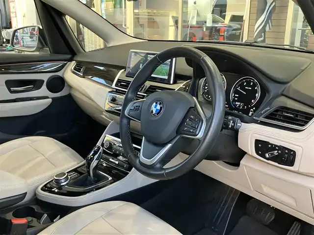 ＢＭＷ ＢＭＷ ２１８ｄ アクティブツアラー ラグジュアリー 神奈川県 2021(令3)年 1.2万km ミネラルホワイト ワンオーナー/新車時保証書/取扱説明書/パーキングサポートパッケージ/コンフォートパッケージ/・オートマチックテールゲート/・コンフォートアクセス/・ライトパッケージ/純正HDDナビ/USB/Bluetooth/バックカメラ/PDC/パーキングアシスト/LEDヘッドライト/電動フロントシート/シートヒーター