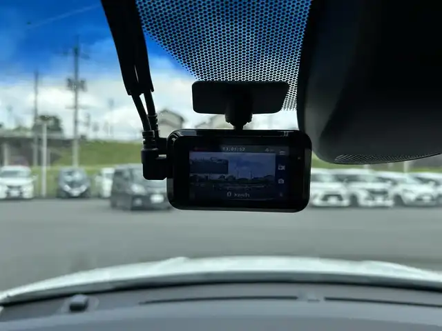 ホンダ ヴェゼル ハイブリッド X 岡山県 2014(平26)年 9.8万km ホワイトオーキッドパール SDナビゲーション/（CD　DVD　Bluetooth　フルセグTV）/前後ドライブレコーダー/スマートキー×2/ETC/電子パーキング/革巻きステアリング/ステアリングリモコン/パドルシフト/純正フロアマット/純正16インチアルミホイール/フォグライト
