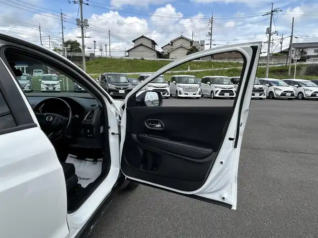 ホンダ ヴェゼル ハイブリッド X 岡山県 2014(平26)年 9.8万km ホワイトオーキッドパール SDナビゲーション/（CD　DVD　Bluetooth　フルセグTV）/前後ドライブレコーダー/スマートキー×2/ETC/電子パーキング/革巻きステアリング/ステアリングリモコン/パドルシフト/純正フロアマット/純正16インチアルミホイール/フォグライト