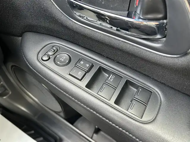 ホンダ ヴェゼル ハイブリッド X 岡山県 2014(平26)年 9.8万km ホワイトオーキッドパール SDナビゲーション/（CD　DVD　Bluetooth　フルセグTV）/前後ドライブレコーダー/スマートキー×2/ETC/電子パーキング/革巻きステアリング/ステアリングリモコン/パドルシフト/純正フロアマット/純正16インチアルミホイール/フォグライト