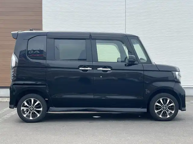 ホンダ Ｎ ＢＯＸ カスタム G EX ホンダセンシング 秋田県 2018(平30)年 7.5万km クリスタルブラックパール ４WD/衝突軽減システム/LEDヘッドライト/片側パワスラ/純正ナビ/フルセグ/バックカメラ/純正アルミ/スマートキー/アイドリングストップ/コーナーセンサー/プッシュスタート/レーンキープアシスト/クルーズコントロール/ステアリングスイッチ/前席シートヒーター/ETC/純正リアスポイラー/純正フロアマット/純正ドアバイザー/オートライト/オートエアコン/パワーステアリング/パワーウィンドウ/横滑り防止/電動格納ウィンカーミラー/取扱説明書