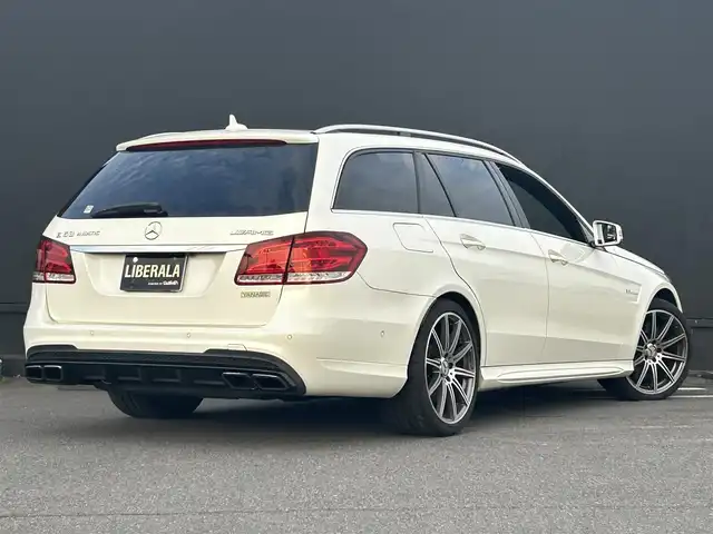 メルセデス・ベンツ Ｅ６３ ワゴン 4マチック 茨城県 2013(平25)年 7.5万km ダイヤモンドホワイト 4WD/ワンオーナー/サンルーフ/純正ナビ/フルセグTV/パワーバックドア/バックカメラ/ETC/パークトロニック/レーダーパッケージ/ツインターボ/LEDヘッドランプ/革巻きステアリング/パドルシフト/ナッパ革シート/全席シートヒーター/前席パワーシート/ハーマンカードンサラウンドシステム/純正19インチアルミホイール/キーレスゴー/禁煙車