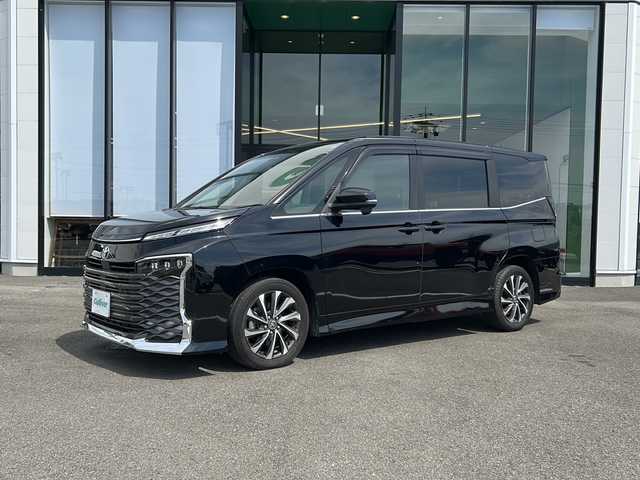 トヨタ ヴォクシー S－Z 愛媛県 2022(令4)年 3.9万km アティチュードブラックマイカ 純正10.5インチナビ/Bluetooth/DVD/HDMI/フルセグTV/バックカメラ/ETC2.0/クルコン/コーナーセンサー/プリクラッシュ/ステアリングヒーター/両側パワースライドドア/電動リアゲート/LEDヘッドライト/オートライト/オートマチックハイビーム/ハーフレザーシート/シートヒーター/純正フロアマット/純正17インチアルミホイール/オットマン
