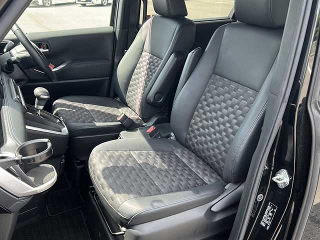 トヨタ ヴォクシー S－Z 愛媛県 2022(令4)年 3.9万km アティチュードブラックマイカ 純正10.5インチナビ/Bluetooth/DVD/HDMI/フルセグTV/バックカメラ/ETC2.0/クルコン/コーナーセンサー/プリクラッシュ/ステアリングヒーター/両側パワースライドドア/電動リアゲート/LEDヘッドライト/オートライト/オートマチックハイビーム/ハーフレザーシート/シートヒーター/純正フロアマット/純正17インチアルミホイール/オットマン