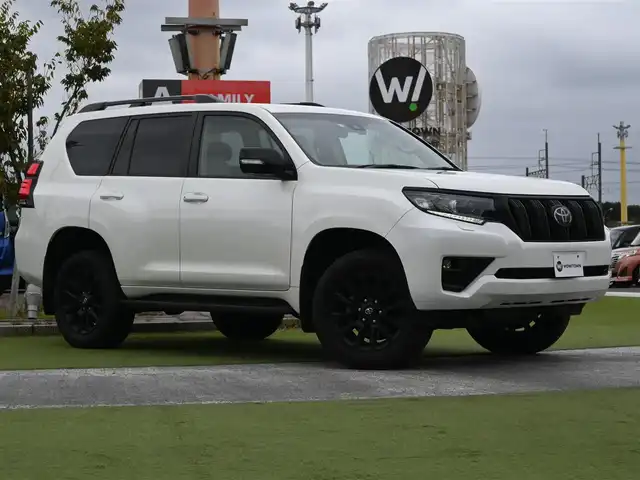 トヨタ ランドクルーザー プラド TX Lパッケージ マットブラED 千葉県 2023(令5)年 2.4万km ホワイトパールクリスタルシャイン Toyota Safety Sense/・プリクラッシュセーフティ/・レーンディパーチャーアラート/・オートハイビーム/・レーダークルーズコントロール/・ブラインドスポットモニター/ムーンルーフ/ベージュレザーシート/前席パワーシート/エアシート/シートヒーター/リア電動リクライニングシート/純正コネクティッドナビ/地デジTV/【Bluetooth接続】/パノラミックビューモニター/ドライブレコーダー（前後撮影）【ZDR-016】/革巻きステアリング/ステアリングスイッチ/ETC（2.0）/LEDヘッドライト/LEDフォグライト/ウインカーミラー/クリアランスソナー/純正18インチアルミホイル/サイド/カーテンエアバッグ/スマートキー