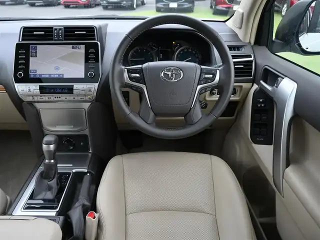 トヨタ ランドクルーザー プラド TX Lパッケージ マットブラED 千葉県 2023(令5)年 2.4万km ホワイトパールクリスタルシャイン Toyota Safety Sense/・プリクラッシュセーフティ/・レーンディパーチャーアラート/・オートハイビーム/・レーダークルーズコントロール/・ブラインドスポットモニター/ムーンルーフ/ベージュレザーシート/前席パワーシート/エアシート/シートヒーター/リア電動リクライニングシート/純正コネクティッドナビ/地デジTV/【Bluetooth接続】/パノラミックビューモニター/ドライブレコーダー（前後撮影）【ZDR-016】/革巻きステアリング/ステアリングスイッチ/ETC（2.0）/LEDヘッドライト/LEDフォグライト/ウインカーミラー/クリアランスソナー/純正18インチアルミホイル/サイド/カーテンエアバッグ/スマートキー
