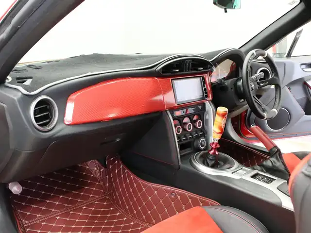 トヨタ ８６ GT 三重県 2013(平25)年 6.2万km ライトニングレッド MODELLISTAフロントスポイラー/MODELLISTAサイドスカート/MODELLISTAリヤスパッツ/純正リヤスポイラー/MODELLISTA WingDancer II18インチAW/HKSマフラー/BLITZアドバンスパワーエアクリーナー/BLITZ車高調整式ダンパー/社外LEDヘッドランプ・テールランプ/ILLINIUM FLUXシフトノブ/CNSPEEDステアリング/純正HDDナビ・地デジTV/・DVD/CD/・Bluetooth/バックカメラ/革/アルカンターラコンビシート/シートヒーター(前席)/ETC/プッシュエンジンスタート/スマートキー×2