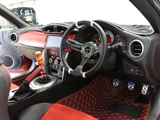 トヨタ ８６ GT 三重県 2013(平25)年 6.2万km ライトニングレッド MODELLISTAフロントスポイラー/MODELLISTAサイドスカート/MODELLISTAリヤスパッツ/純正リヤスポイラー/MODELLISTA WingDancer II18インチAW/HKSマフラー/BLITZアドバンスパワーエアクリーナー/BLITZ車高調整式ダンパー/社外LEDヘッドランプ・テールランプ/ILLINIUM FLUXシフトノブ/CNSPEEDステアリング/純正HDDナビ・地デジTV/・DVD/CD/・Bluetooth/バックカメラ/革/アルカンターラコンビシート/シートヒーター(前席)/ETC/プッシュエンジンスタート/スマートキー×2