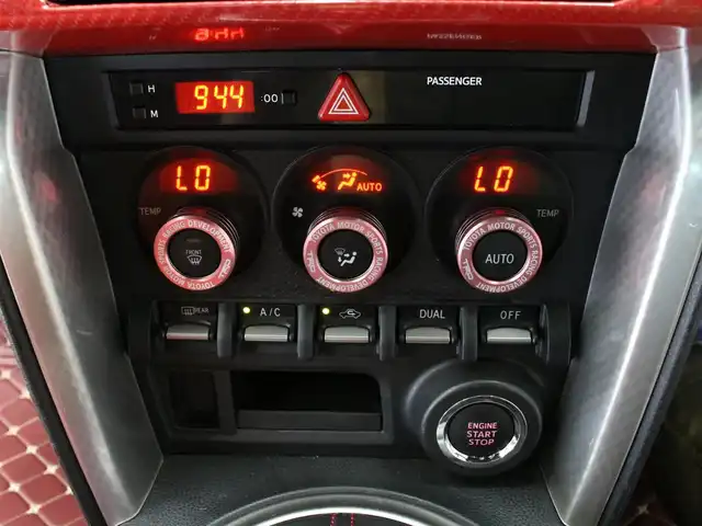 トヨタ ８６ GT 三重県 2013(平25)年 6.2万km ライトニングレッド MODELLISTAフロントスポイラー/MODELLISTAサイドスカート/MODELLISTAリヤスパッツ/純正リヤスポイラー/MODELLISTA WingDancer II18インチAW/HKSマフラー/BLITZアドバンスパワーエアクリーナー/BLITZ車高調整式ダンパー/社外LEDヘッドランプ・テールランプ/ILLINIUM FLUXシフトノブ/CNSPEEDステアリング/純正HDDナビ・地デジTV/・DVD/CD/・Bluetooth/バックカメラ/革/アルカンターラコンビシート/シートヒーター(前席)/ETC/プッシュエンジンスタート/スマートキー×2
