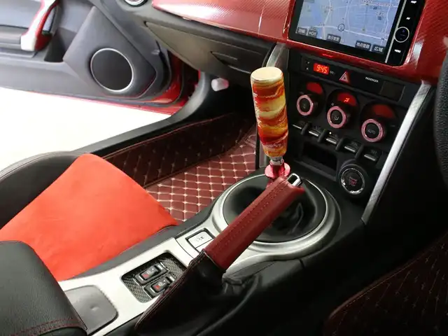 トヨタ ８６ GT 三重県 2013(平25)年 6.2万km ライトニングレッド MODELLISTAフロントスポイラー/MODELLISTAサイドスカート/MODELLISTAリヤスパッツ/純正リヤスポイラー/MODELLISTA WingDancer II18インチAW/HKSマフラー/BLITZアドバンスパワーエアクリーナー/BLITZ車高調整式ダンパー/社外LEDヘッドランプ・テールランプ/ILLINIUM FLUXシフトノブ/CNSPEEDステアリング/純正HDDナビ・地デジTV/・DVD/CD/・Bluetooth/バックカメラ/革/アルカンターラコンビシート/シートヒーター(前席)/ETC/プッシュエンジンスタート/スマートキー×2