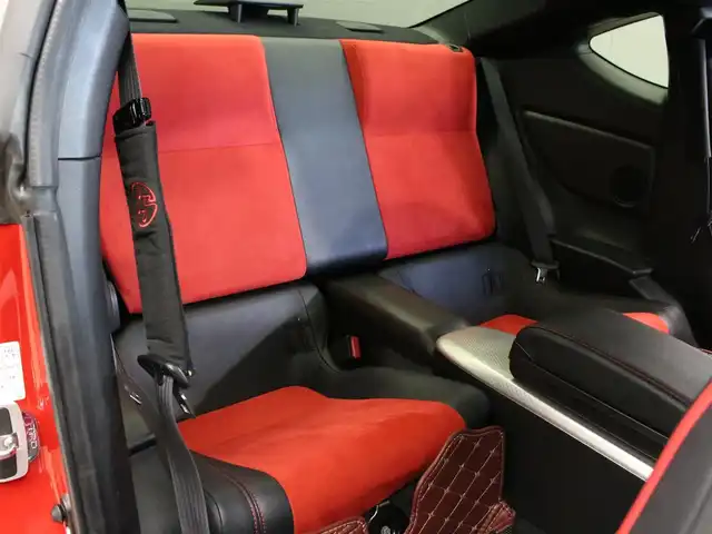 トヨタ ８６ GT 三重県 2013(平25)年 6.2万km ライトニングレッド MODELLISTAフロントスポイラー/MODELLISTAサイドスカート/MODELLISTAリヤスパッツ/純正リヤスポイラー/MODELLISTA WingDancer II18インチAW/HKSマフラー/BLITZアドバンスパワーエアクリーナー/BLITZ車高調整式ダンパー/社外LEDヘッドランプ・テールランプ/ILLINIUM FLUXシフトノブ/CNSPEEDステアリング/純正HDDナビ・地デジTV/・DVD/CD/・Bluetooth/バックカメラ/革/アルカンターラコンビシート/シートヒーター(前席)/ETC/プッシュエンジンスタート/スマートキー×2