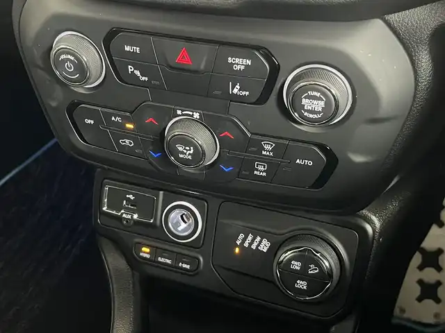 クライスラー・ジープ ジープ レネゲード リミテッド 4xe 山形県 2023(令5)年 3.7万km 赤 純正メモリナビ /バックカメラ　/アダプティブクルーズコントロール　/ETC2.0 /Bluetooth/USB /運転席/助手席パワーシート　/運転席/助手席シートヒーター　/レザーシート/ルーフレール　/AAC