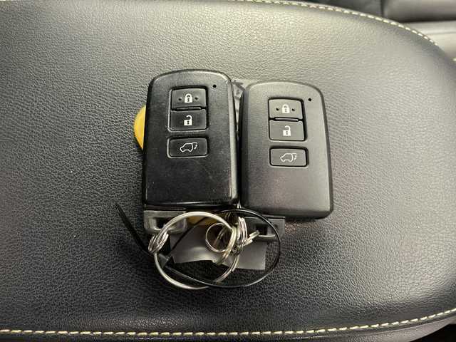 トヨタ ハリアー ハイブリッド プレミアム 道央・札幌 2018(平30)年 7.3万km ホワイトパールクリスタルシャイン ・４WD　/ハイブリッド/・TRDエアロ　F/S/R/・トヨタセーフティセンス/・プリクラッシュセーフティ/・レーダークルーズコントロール/・純正ディーラーOP9インチナビ/・DVD.CD.SD.BT.フルセグ/・バックカメラ/・パワーバックドア/・ハーフレザーシート/・パワーシート/シートヒーター/・LEDライト/オートハイビーム/・ビルトインETC/・スマートキー・カードキー