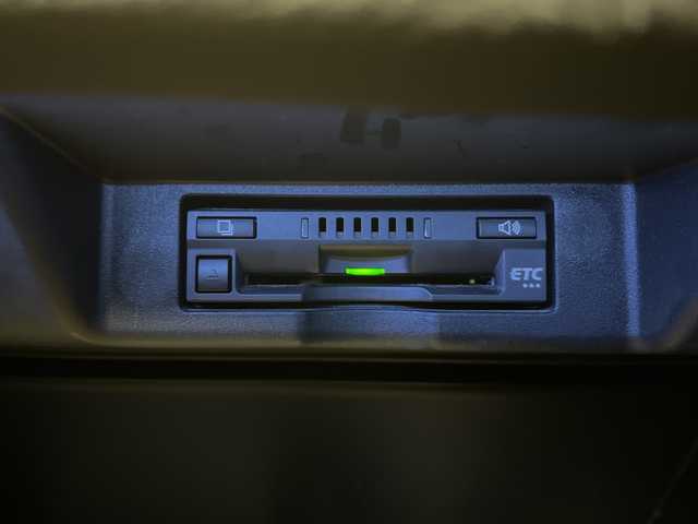 トヨタ ハリアー ハイブリッド プレミアム 道央・札幌 2018(平30)年 7.3万km ホワイトパールクリスタルシャイン ・４WD　/ハイブリッド/・TRDエアロ　F/S/R/・トヨタセーフティセンス/・プリクラッシュセーフティ/・レーダークルーズコントロール/・純正ディーラーOP9インチナビ/・DVD.CD.SD.BT.フルセグ/・バックカメラ/・パワーバックドア/・ハーフレザーシート/・パワーシート/シートヒーター/・LEDライト/オートハイビーム/・ビルトインETC/・スマートキー・カードキー