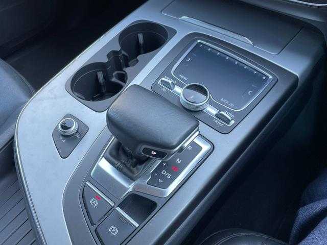 アウディ Ｑ７ 2．0TFSIクワトロ 埼玉県 2018(平30)年 6.1万km 白 黒革シート　/ＡＣＣ　/３列シート　/バーチャルコックピット　/純正ナビ　/３６０度カメラ　/ＴＶ　/シートヒーター　/パワーシート　/ＡｐｐｌｅＣａｒＰｌａｙ　/パワーバックドア　/ＬＥＤヘッドライト　/２０インチＡＷ