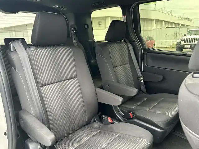 トヨタ ヴォクシー ハイブリッド ZS 煌Ⅱ 福岡県 2020(令2)年 5.5万km ホワイトパールクリスタルシャイン ワンオーナー/純正ナビ/純正12.1型後席フリップダウンモニター/バックカメラ/クルーズコントロール/フルセグ/BT/CD/DVD/両側パワースライドドア/オートエアコン（左右独立温度調整）/シートヒーター（D/N席）/トヨタセーフティセンス/（プリクラッシュセーフティ/レーンディパーチャーアラート/オートマチックハイビーム）/パーキングサポートブレーキ