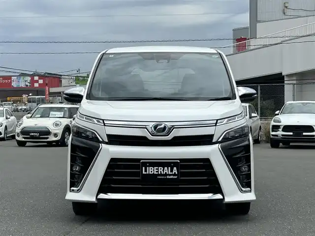 トヨタ ヴォクシー ハイブリッド ZS 煌Ⅱ 福岡県 2020(令2)年 5.5万km ホワイトパールクリスタルシャイン ワンオーナー/純正ナビ/純正12.1型後席フリップダウンモニター/バックカメラ/クルーズコントロール/フルセグ/BT/CD/DVD/両側パワースライドドア/オートエアコン（左右独立温度調整）/シートヒーター（D/N席）/トヨタセーフティセンス/（プリクラッシュセーフティ/レーンディパーチャーアラート/オートマチックハイビーム）/パーキングサポートブレーキ