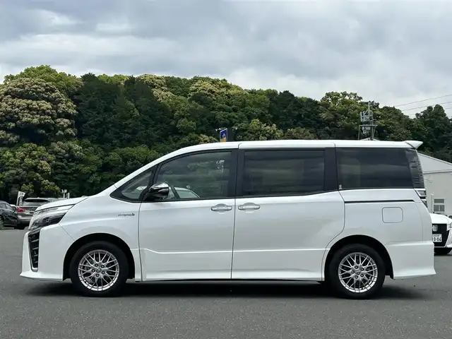 トヨタ ヴォクシー ハイブリッド ZS 煌Ⅱ 福岡県 2020(令2)年 5.5万km ホワイトパールクリスタルシャイン ワンオーナー/純正ナビ/純正12.1型後席フリップダウンモニター/バックカメラ/クルーズコントロール/フルセグ/BT/CD/DVD/両側パワースライドドア/オートエアコン（左右独立温度調整）/シートヒーター（D/N席）/トヨタセーフティセンス/（プリクラッシュセーフティ/レーンディパーチャーアラート/オートマチックハイビーム）/パーキングサポートブレーキ