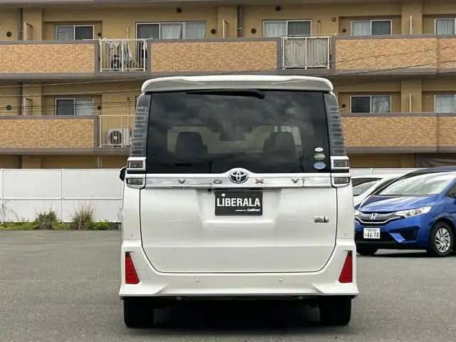 トヨタ ヴォクシー ハイブリッド ZS 煌Ⅱ 福岡県 2020(令2)年 5.5万km ホワイトパールクリスタルシャイン ワンオーナー/純正ナビ/純正12.1型後席フリップダウンモニター/バックカメラ/クルーズコントロール/フルセグ/BT/CD/DVD/両側パワースライドドア/オートエアコン（左右独立温度調整）/シートヒーター（D/N席）/トヨタセーフティセンス/（プリクラッシュセーフティ/レーンディパーチャーアラート/オートマチックハイビーム）/パーキングサポートブレーキ