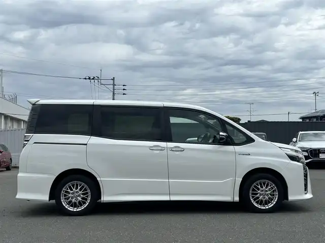 トヨタ ヴォクシー ハイブリッド ZS 煌Ⅱ 福岡県 2020(令2)年 5.5万km ホワイトパールクリスタルシャイン ワンオーナー/純正ナビ/純正12.1型後席フリップダウンモニター/バックカメラ/クルーズコントロール/フルセグ/BT/CD/DVD/両側パワースライドドア/オートエアコン（左右独立温度調整）/シートヒーター（D/N席）/トヨタセーフティセンス/（プリクラッシュセーフティ/レーンディパーチャーアラート/オートマチックハイビーム）/パーキングサポートブレーキ