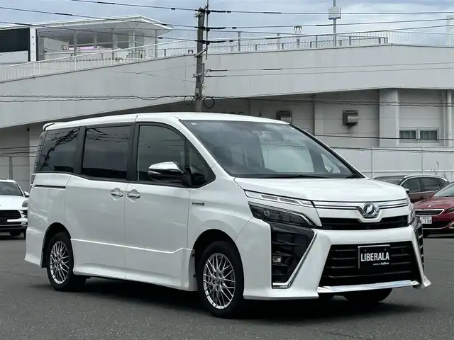 トヨタ ヴォクシー ハイブリッド ZS 煌Ⅱ 福岡県 2020(令2)年 5.5万km ホワイトパールクリスタルシャイン ワンオーナー/純正ナビ/純正12.1型後席フリップダウンモニター/バックカメラ/クルーズコントロール/フルセグ/BT/CD/DVD/両側パワースライドドア/オートエアコン（左右独立温度調整）/シートヒーター（D/N席）/トヨタセーフティセンス/（プリクラッシュセーフティ/レーンディパーチャーアラート/オートマチックハイビーム）/パーキングサポートブレーキ